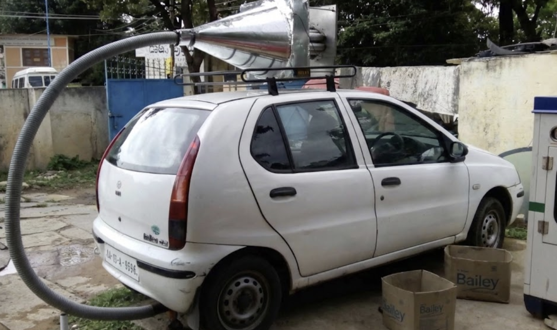 Kaalink carbon capture device mounted on a car in Bangalore